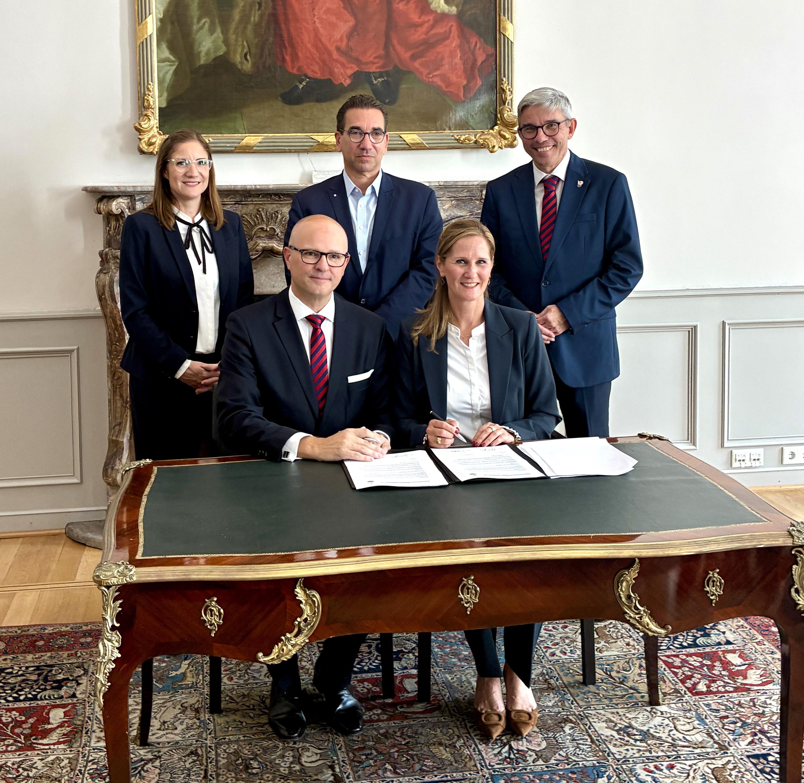 v.l.n.r.:Tiffany Claff, Vizepr�sidentin FA BONNER KARNEVL, Torsten Jan�en, design. Prinz, Guido D�us, OB Bundesstadt Bonn, Petra Sch�nen, design. Bonna, Mirko Feld, Pr�sident FA BONNER KARNEVAL