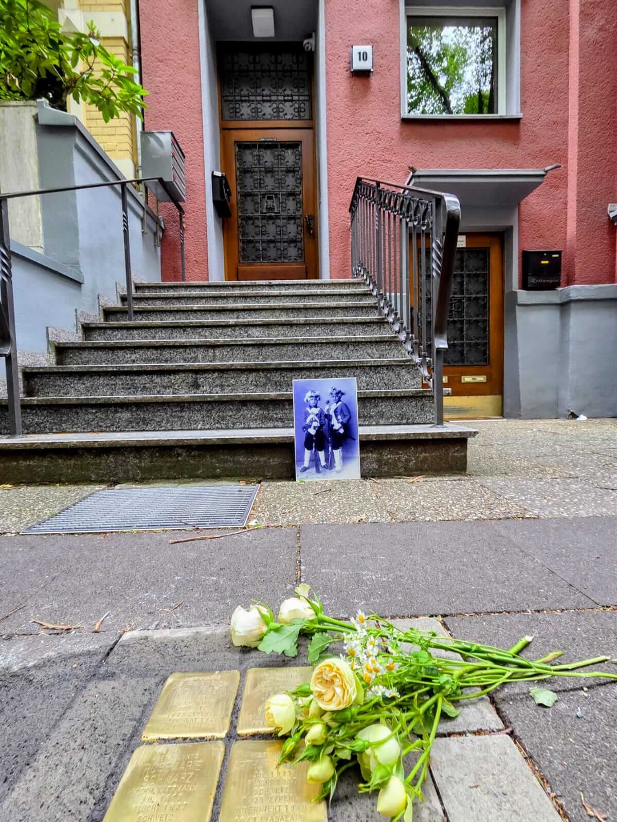 Festausschuss BONNER KARNEVAL e. V. verlegt Stolpersteine im Gedenken an j�dische Karnevalistinnen und Karnevalisten aus Bonn