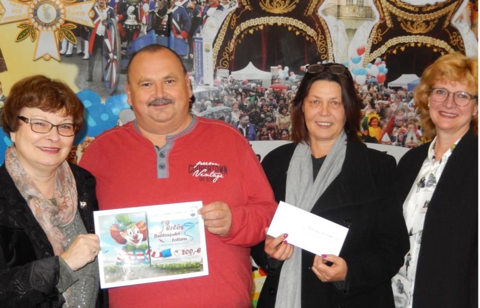 Hoffmann (Schatzmeisterin Festausschuss), Waldemar Kossak (1. Vorsitzender SV Buschdorf), Johanna Schadowksi (Geschftsfhrerin SV Buschdorf), Claudia Nicolaus (Marketing Festausschuss)