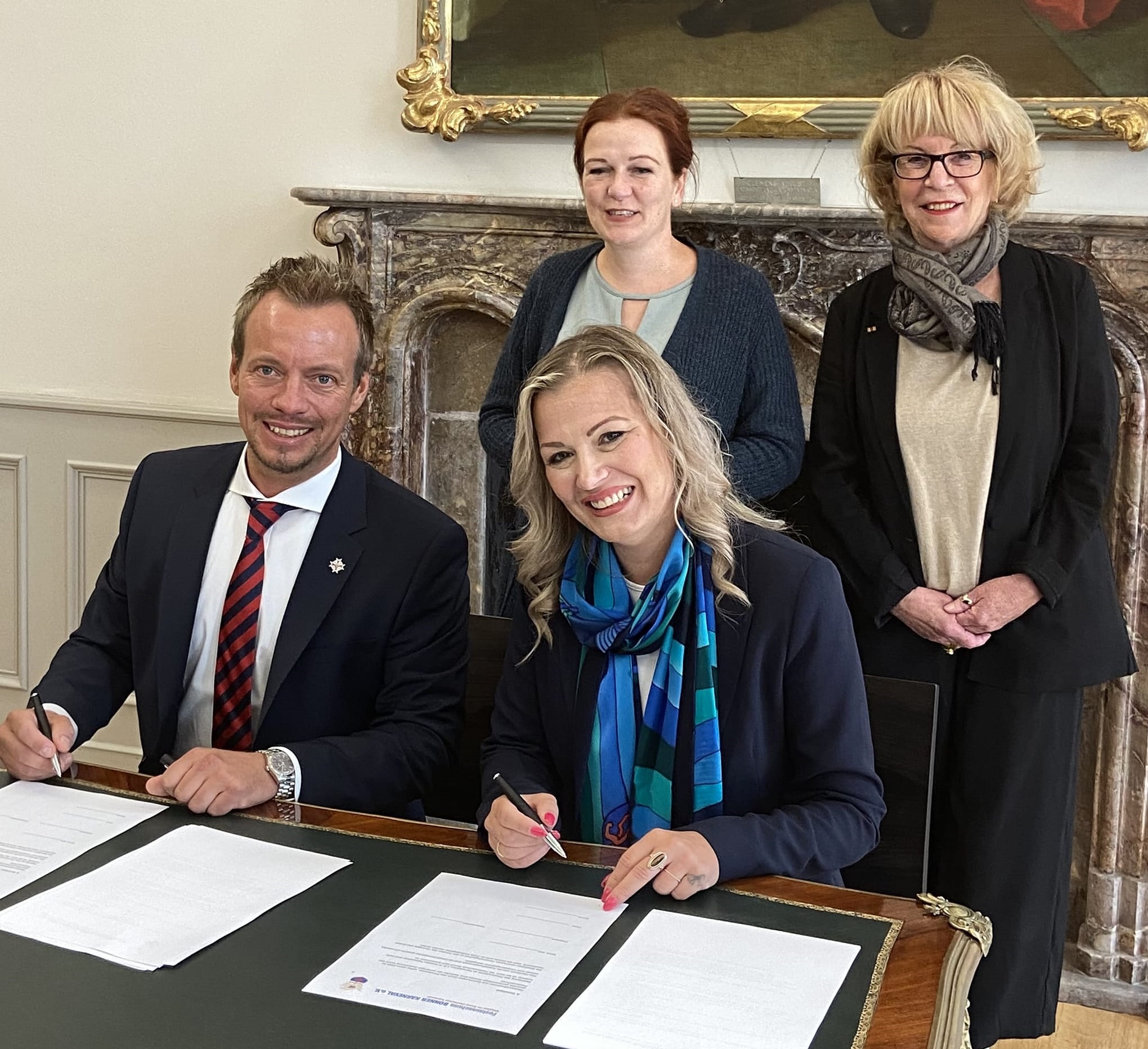 Vertragsunterzeichnung im Alten Rathaus